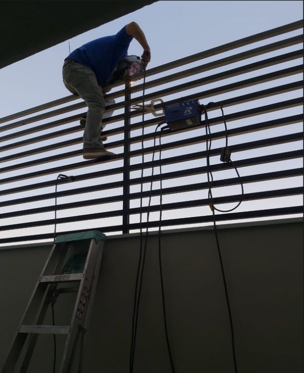 Instalación de estructura metálica en altura por JEYCB