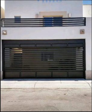 Portón de herrería residencial instalado por JEYCB Construcciones