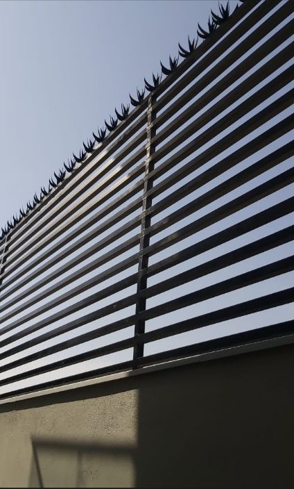 Reja de seguridad de herrería fabricada por JEYCB Construcciones